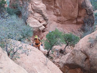 500 62a. Sedona -- Cathedral Rock hike -- Adam