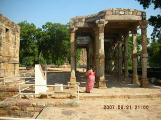 76 69h. Qutub Minar, Delhi - columns