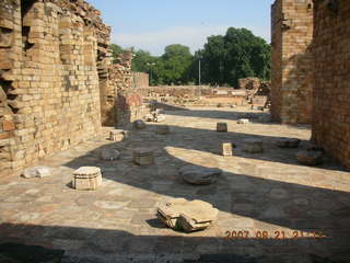 Qutub Minar, Delhi - sitting area