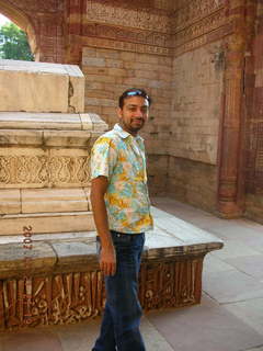 Qutub Minar, Delhi - bright green bird