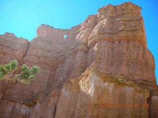 Bryce Canyon - Peek-a-boo loop - small hole in rock