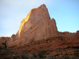 18 6bj. Arches National Park - Park Avenue Trail at daybreak