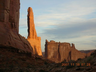 20 6bj. Arches National Park - Park Avenue Trail at daybreak