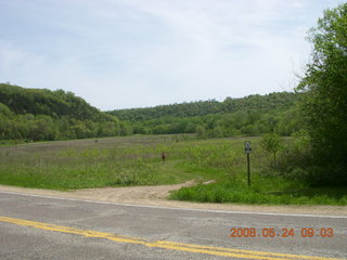 846 6hq. Minnesota country road - grass path - Adam running