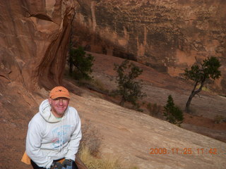 145 6pr. Arches National Park - Devils Garden - Primitive trail - Adam at Private Arch