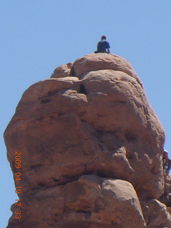 46 6uk. Arches National Park - climber on top