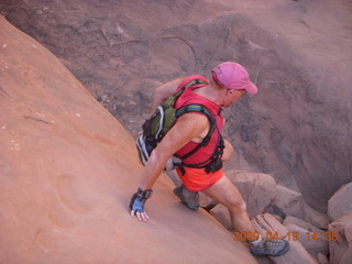 95 6uk. Arches National Park - Fiery Furnace hike - Adam crossing