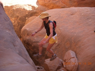 101 6uk. Arches National Park - Fiery Furnace hike - Chris crossing