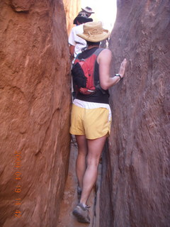 103 6uk. Arches National Park - Fiery Furnace hike - hikers squeezing