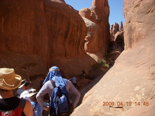 104 6uk. Arches National Park - Fiery Furnace hike - hikers