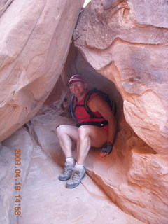 111 6uk. Arches National Park - Fiery Furnace hike - Adam in a hole in the rock