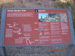 3 6ul. Arches National Park - Devil's Garden hike - sign