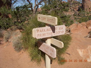 53 6ul. Arches National Park - Devil's Garden hike - signpost