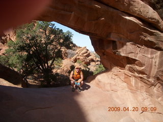 57 6ul. Arches National Park - Devil's Garden hike - Adam in Double-O Arch
