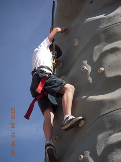 Gila Bend (E63) fly in - young guy climbing 'plastic pigs's nose' rocks