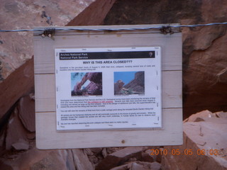 20 775. Arches National Park - Devil's Garden and Dark Angel hike - Wall Arch sign