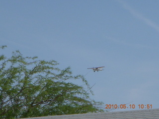 Alamo Lake airstrip - landing airplane