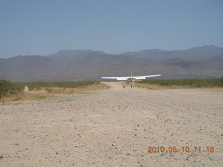 Alamo Lake airstrip - landing airplane