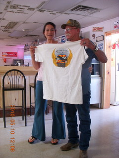 154 77a. Alamo Lake airstrip - Wayside Inn - Nancy giving Carl t-shirt