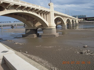 Tempe Town lake run without water - bridge