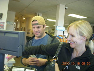 16 7cg. Bryce Canyon - Sean and Kristina buying snacks