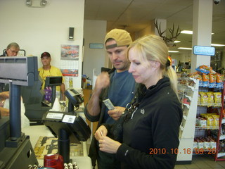 17 7cg. Bryce Canyon - Sean and Kristina buying snacks