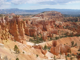 Bryce Canyon - Sean and Kristina buying snacks