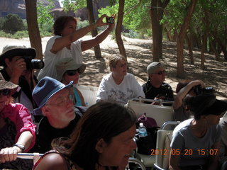 Canyon de Chelly tour - people taking pictures