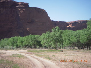 Canyon de Chelly tour - people taking pictures