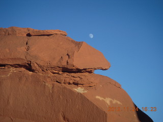 182 83q. Monument Valley tour - moon