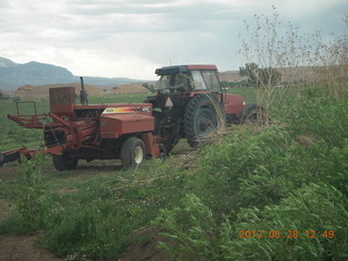 217 89u. Hanksville - tractor