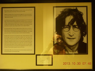 35 8ew. London - Lennon memorial in hotel