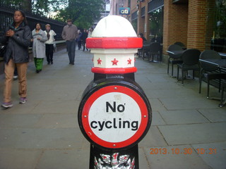 87 8ew. London tour - St. Paul Cathedral - NO CYCLING sign