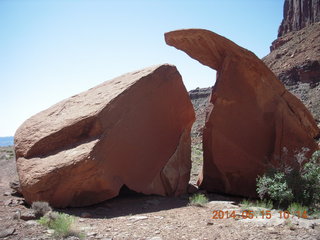 Canyonlands National Park - Lathrop hike - cool hollowed-out rocks