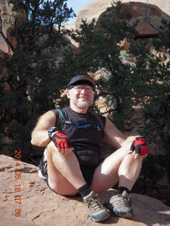 2318 8mg. Arches National Park - Devil's Garden hike - Adam in Double O Arch