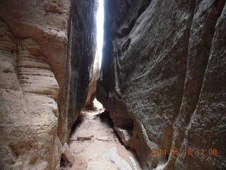 227 8mj. Canyonlands National Park - Needles - Elephant Hill + Chesler Park hike - slot or fissure