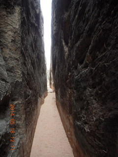 233 8mj. Canyonlands National Park - Needles - Elephant Hill + Chesler Park hike - slot or fissure