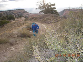 7 8ss. Bryce Canyon - Adam running the rim trail
