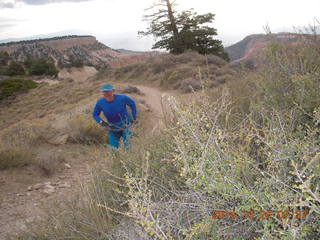 8 8ss. Bryce Canyon - Adam running the rim trail