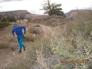 9 8ss. Bryce Canyon - Adam running the rim trail