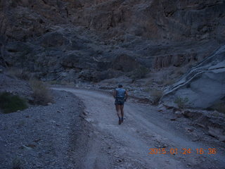 2610 8vq. Death Valley - Titus Canyon drive - Adam running