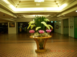 Royal River Hotel - flowers in lobby