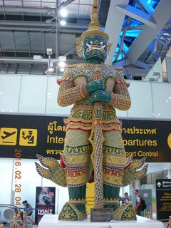 12 98u. Bangkok Suvarnabhumi Airport - cool statue