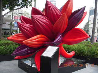131 98v. Singapore sculpture