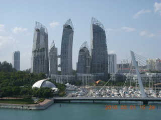 77 991. Volendam cruise - Singapore skyline
