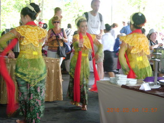 73 994. Indonesia - lunch at Borobudur - dancers