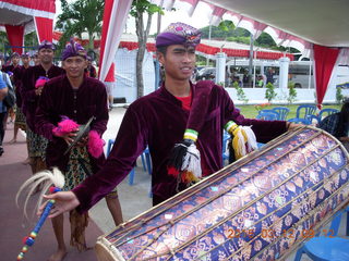 Indonesia - Lombok - tender boat ride - harbor musicians +++