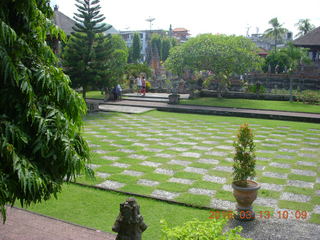 157 99d. Indonesia - Bali - temple at Klungkung - checkered lawn