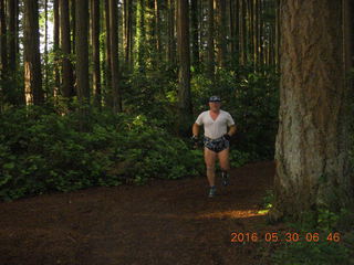 2962 9bw. Bellvue - running trail - Adam running