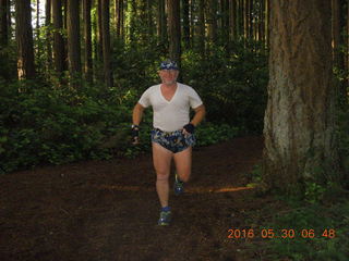 2965 9bw. Bellvue - running trail - Adam running